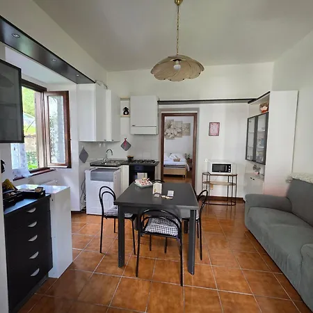 펜션 Lily Loggiadeifiori With Private Patio Near Station, Bus And Swiss Boarder 코모