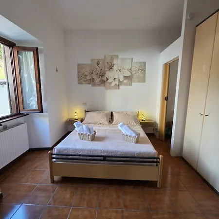 Lily Loggiadeifiori With Private Patio Near Station, Bus And Swiss Boarder 펜션