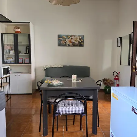 Lily Loggiadeifiori With Private Patio Near Station, Bus And Swiss Boarder 펜션