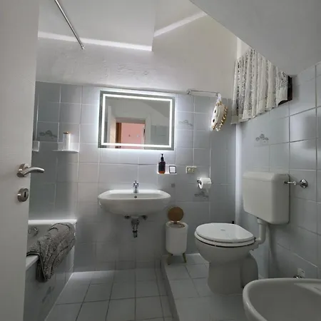 Lily Loggiadeifiori With Private Patio Near Station, Bus And Swiss Boarder 펜션 코모