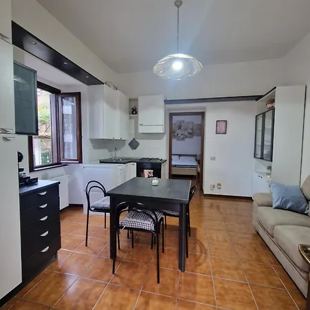 펜션 Lily Loggiadeifiori With Private Patio Near Station, Bus And Swiss Boarder *